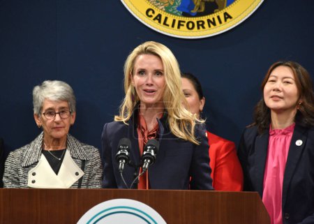 Téléchargez les photos : Sacramento, CA - 14 mars 2023 : Jennifer Siebel Newsom, première associée, prononçant une allocution à l'événement California Equal Pay Day Pledge. - en image libre de droit