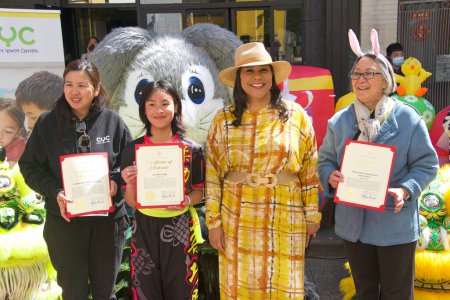 Téléchargez les photos : San Francisco, CA - 15 avril 2023 : Le maire London Breed au Festival de printemps de CYC à Waverly Place à Chinatown. Célébrons l'Année du Lapin. - en image libre de droit