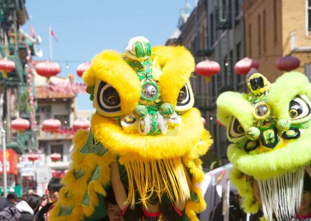 Téléchargez les photos : San Francisco, CA - 15 avril 2023 : Participants au Festival de printemps de CYC à Waverly Place à Chinatown. Gros plan sur Dragon danders performant dans les rues. - en image libre de droit