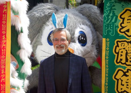 Téléchargez les photos : San Francisco, Californie - 15 avril 2023 : Aaron Peskin, superviseur du festival de printemps de CYC Événement d'ouverture à Waverly Place à Chinatown. Célébrons l'Année du Lapin - en image libre de droit