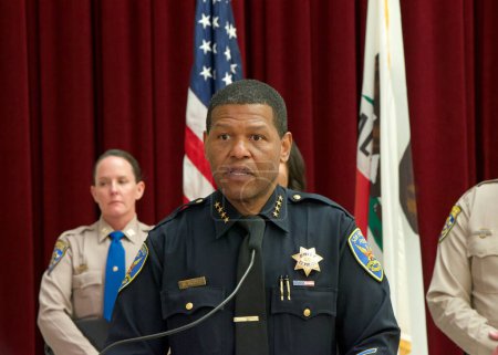 Foto de San Francisco, CA - 28 de abril de 2023: Bill Scott, jefe de policía, habla sobre la nueva asociación estatal de seguridad pública contra el tráfico de fentanilo y las redes de narcotráfico en la ciudad. - Imagen libre de derechos