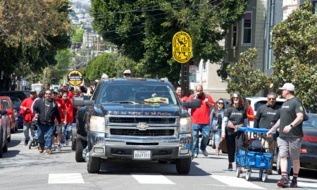 Téléchargez les photos : San Francisco, CA - 29 avril 2023 : Participants non identifiés à la parade annuelle Cesar Chavez au départ du parc Delores à travers le district de Mission. - en image libre de droit