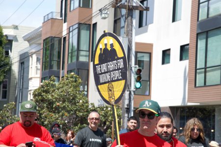 Téléchargez les photos : San Francisco, CA - 29 avril 2023 : Participants non identifiés à la parade annuelle Cesar Chavez au départ du parc Delores à travers le district de Mission. - en image libre de droit