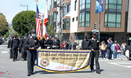 Téléchargez les photos : San Francisco, CA - 29 avril 2023 : Des étudiants de l'Institut militaire d'Oakland à la parade annuelle Cesar Chavez en voiture du parc Delores à travers le district de Mission. - en image libre de droit
