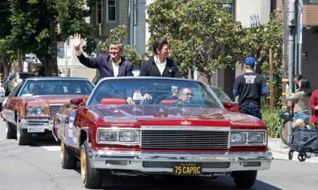 Téléchargez les photos : San Francisco, CA - 29 avril 2023 : Le trésorier Jose Cisneros et l'évaluateur Joaquin Torres lors de la parade annuelle Cesar Chavez en voiture du parc Delores à travers le district de Mission. - en image libre de droit