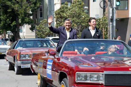 Téléchargez les photos : San Francisco, CA - 29 avril 2023 : Le trésorier Jose Cisneros et l'évaluateur Joaquin Torres lors de la parade annuelle Cesar Chavez en voiture du parc Delores à travers le district de Mission. - en image libre de droit