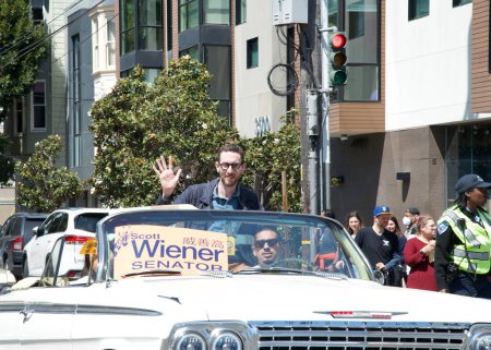 Téléchargez les photos : San Francisco, CA - 29 avril 2023 : Le sénateur Scott Wiener lors de la parade annuelle Cesar Chavez en voiture du parc Delores à travers le district de Mission. - en image libre de droit