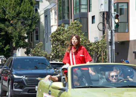 Téléchargez les photos : San Francisco, CA - 29 avril 2023 : La trésorière d'État Fiona Ma lors de la parade annuelle Cesar Chavez en voiture du parc Delores à travers le district de Mission. - en image libre de droit