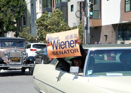 Téléchargez les photos : San Francisco, CA - 29 avril 2023 : Les partisans du sénateur Scott Wiener tenant une pancarte dans la parade annuelle Cesar Chavez conduisant du parc Delores au district de Mission. - en image libre de droit