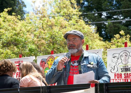 Téléchargez les photos : Oakland, CA - 11 mai 2023 : Un membre de l'Oakland Education Association prend la parole lors du rallye de grève des enseignants, sixième jour à l'extérieur de l'école primaire Glenview. - en image libre de droit