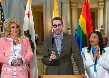 Foto de San Francisco, CA - 2 de junio de 2023: El Senador Scott Wiener habla en una conferencia de prensa para iniciar el 53º Mes Anual del Orgullo de San Francisco. - Imagen libre de derechos