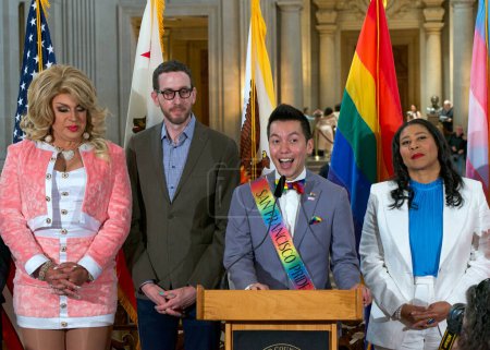Foto de San Francisco, CA - 2 de junio de 2023: El presidente de SF Pride, Nguyen Pham, habla en una conferencia de prensa para iniciar el 53º Mes Anual del Orgullo de San Francisco. - Imagen libre de derechos