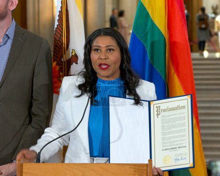 Foto de San Francisco, CA - 2 de junio de 2023: El alcalde London Breed habla en una conferencia de prensa para iniciar el 53º Mes Anual del Orgullo de San Francisco con una proclamación que declara junio como el mes del Orgullo. - Imagen libre de derechos