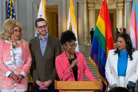 Foto de San Francisco, CA - 2 de junio de 2023: Malia Cohen habla en una conferencia de prensa para iniciar el 53º Mes Anual del Orgullo de San Francisco con una proclamación que declara junio como el mes del Orgullo. - Imagen libre de derechos