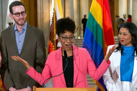 Foto de San Francisco, CA - 2 de junio de 2023: Malia Cohen habla en una conferencia de prensa para iniciar el 53º Mes Anual del Orgullo de San Francisco con una proclamación que declara junio como el mes del Orgullo. - Imagen libre de derechos