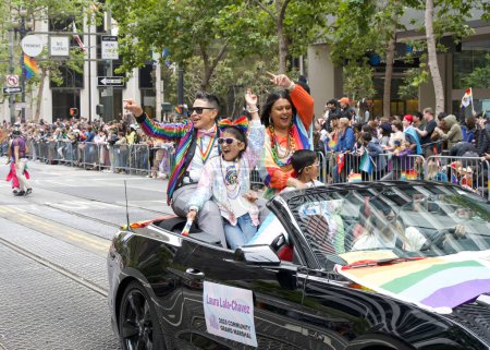 Foto de San Francisco, CA - 24 de junio de 2023: La Gran Marshall Laura Lala-Chávez participa en el Desfile del Orgullo Gay de San Francisco en Market St to Civic Center. Tema, Mirando hacia atrás, Avanzando. - Imagen libre de derechos