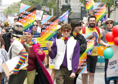 Téléchargez les photos : San Francisco, CA - 24 juin 2023 : Les participants célèbrent au SF Gay Pride Parade up Market St to Civic Center. Thème, Regard sur le passé, Aller de l'avant. - en image libre de droit