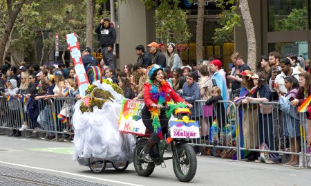Foto de San Francisco, CA - 24 de junio de 2023: Los participantes celebran en el Desfile del Orgullo Gay de San Francisco en Market St to Civic Center. Tema, Mirando hacia atrás, Avanzando. - Imagen libre de derechos