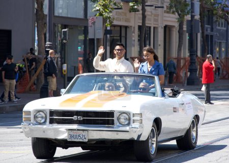 Foto de San Francisco, CA - 12 de agosto de 2023: Gran Mariscal de la Comunidad Janet Alvarado en el 30º Desfile anual de Pistahan, una muestra colorida de orgullo y diversidad de la comunidad filipina. - Imagen libre de derechos