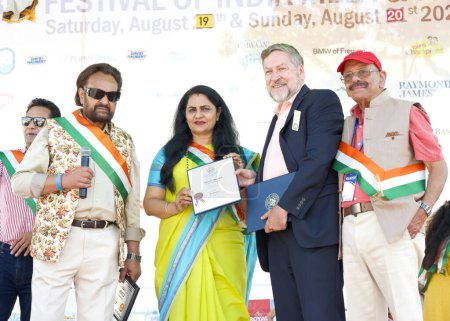 Téléchargez les photos : Fremont, CA - 20 août 2023 : Invitée d'honneur Mme Sunita Duggal reçoit un certificat au 31e festival annuel FOG. Célébration annuelle du patrimoine et de la culture indiens dans la région de la baie. - en image libre de droit
