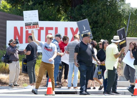 Foto de Los Gatos, CA - 22 de agosto de 2023: miembros locales del norte de California de la huelga SAG-AFTRA en solidaridad con el Gremio de Escritores de América frente al edificio Netflix en Winchester Blvd - Imagen libre de derechos