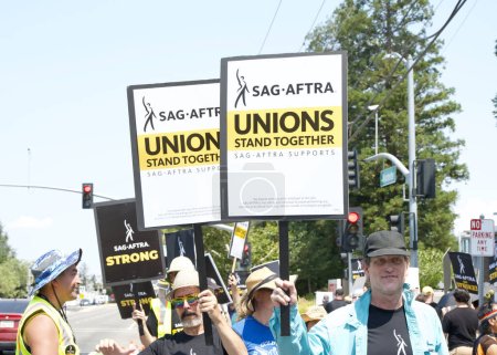 Téléchargez les photos : Los Gatos, CA - 22 août 2023 : Les membres locaux de la SAG-AFTRA en Californie du Nord font grève en solidarité avec la Writers Guild of America devant le bâtiment Netflix sur le boulevard Winchester - en image libre de droit