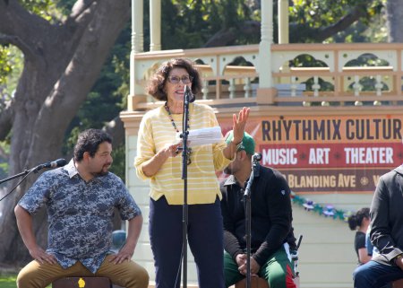 Foto de Alameda, CA - 23 de septiembre de 2023: La alcaldesa Marilyn Ezzy Ashcraft habla en el escenario en el Festival de Arte y Cultura Nuestros Colores. - Imagen libre de derechos