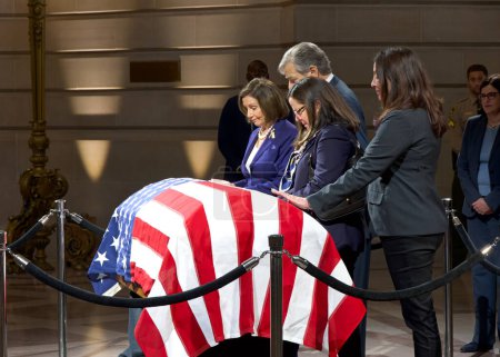 Foto de San Francisco, CA - 4 de octubre de 2023: Casket cubierto con bandera estadounidense con la difunta Senadora Dianne Feinstein en el ayuntamiento donde Nancy Pelosi rinde sus últimos respetos. - Imagen libre de derechos