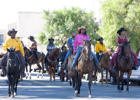Téléchargez les photos : Oakland, CA - 7 oct. 2023 : Les participants à la 49e parade annuelle de Black Cowboy, organisée par la Oakland Black Cowboy Association, faisant la promotion des contributions des personnes de couleur au Vieux-Ouest - en image libre de droit