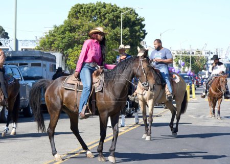Téléchargez les photos : Oakland, CA - 7 oct. 2023 : Les participants à la 49e parade annuelle de Black Cowboy, organisée par la Oakland Black Cowboy Association, faisant la promotion des contributions des personnes de couleur au Vieux-Ouest - en image libre de droit