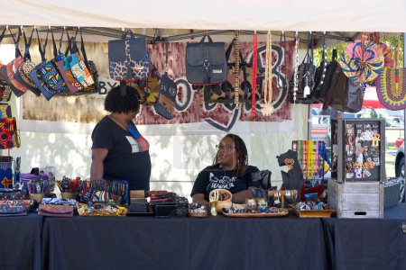Téléchargez les photos : Oakland, CA - 7 oct. 2023 : Vendeurs au 49e festival annuel de parade Black Cowboy, organisé par la Oakland Black Cowboy Association, faisant la promotion des contributions des personnes de couleur au Old West - en image libre de droit