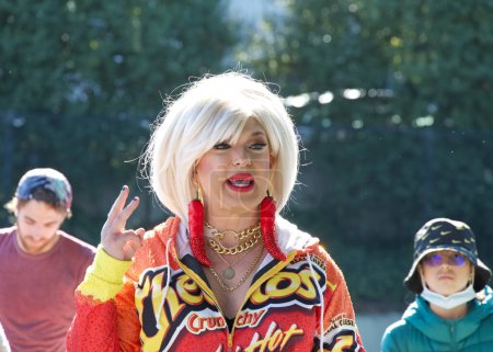 Téléchargez les photos : San Francisco, CA - 23 oct. 2023 : Drag Laurette D'Arcy Drollinger prononçant une allocution à l'Halloween Pumpkin Carving Event du sénateur Scott Wiener au Noe Courts Park - en image libre de droit