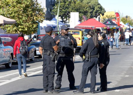 Téléchargez les photos : Oakland, CA - 29 octobre 2023 : La police d'Oakland patrouille au festival annuel Dia de los Muertos, ou Jour des Morts. Une des vacances les plus populaires célébrées au Mexique - en image libre de droit