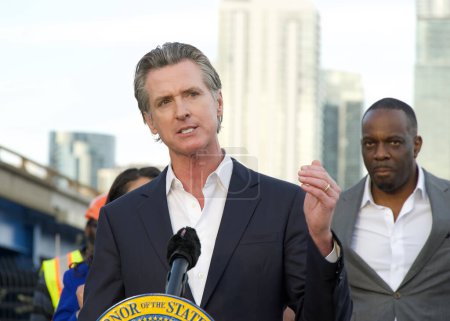 Téléchargez les photos : San Francisco, Californie - 9 novembre 2023 : Le gouverneur Gavin Newsom parle du projet Clean California. Caltrans a dégagé plus de 2 millions de mètres cubes de déchets des routes CA - en image libre de droit