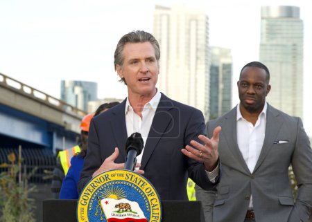 Téléchargez les photos : San Francisco, Californie - 9 novembre 2023 : Le gouverneur Gavin Newsom parle du projet Clean California. Caltrans a dégagé plus de 2 millions de mètres cubes de déchets des routes CA - en image libre de droit