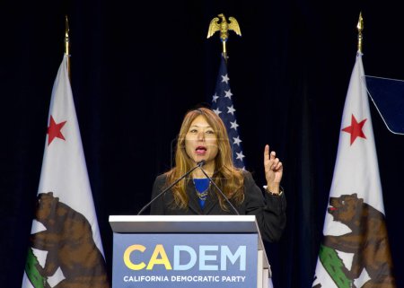 Téléchargez les photos : Sacramento, CA - 18 nov.2023 : La trésorière d'État Fiona Ma prend la parole à la session générale de la Convention d'approbation de la CADEM Samedi matin. - en image libre de droit