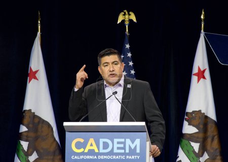 Téléchargez les photos : Sacramento, CA - 18 Nov 2023 : Davi Huerta s'exprimant à la session générale de la Convention d'approbation de la CADEM Samedi matin. - en image libre de droit