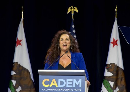 Téléchargez les photos : Sacramento, CA - 18 Nov 2023 : Lorena Gonzalez s'exprimant à la session générale de la Convention d'approbation de la CADEM Samedi matin. - en image libre de droit