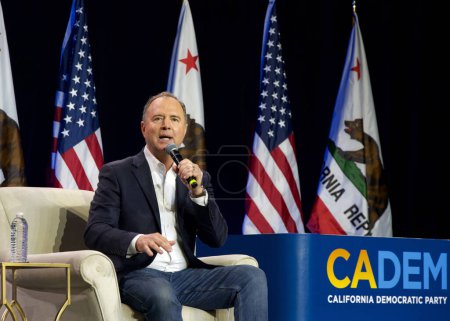 Téléchargez les photos : Sacramento, CA - 18 nov. 2023 : Adam Schiff s'exprimant à la Convention d'approbation de la CADEM Session générale Entrevues avec des candidats au Sénat Samedi après-midi. - en image libre de droit