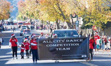 Foto de Benicia, CA - 9 de diciembre de 2023: Participantes en el desfile anual de Navidad de Benicia, con bandas locales de marcha, bailarines y el tan esperado Santa Claus. - Imagen libre de derechos