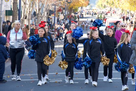 Foto de Benicia, CA - 9 de diciembre de 2023: Participantes en el desfile anual de Navidad de Benicia, con bandas locales de marcha, bailarines y el tan esperado Santa Claus. - Imagen libre de derechos