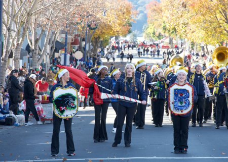 Foto de Benicia, CA - 9 de diciembre de 2023: Participantes en el desfile anual de Navidad de Benicia, con bandas locales de marcha, bailarines y el tan esperado Santa Claus. Banda de marcha de escuela secundaria. - Imagen libre de derechos