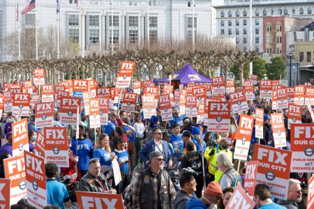 Téléchargez les photos : San Francisco, CA - Jan 17, 2024:  San Francisco City Union Workers on and in front of the steps of City Hall beginning to disperse after a workers rights rally. - en image libre de droit