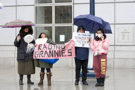 Foto de San Francisco, CA - 20 de enero de 2024: Contra manifestantes se reúnen frente a la biblioteca en protesta por la Marcha Anual por la Vida, con pancartas que apoyan la Libertad Reproductiva. - Imagen libre de derechos