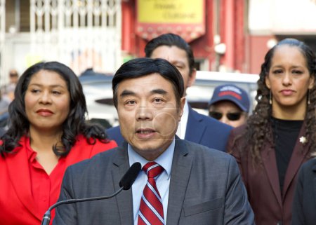 Téléchargez les photos : San Francisco, CA - 6 févr. 2024 : Kelvin Tse, président de l'Association caritative consolidée chinoise s'exprimant lors de la conférence de presse du maire London Breed à Chinatown. - en image libre de droit