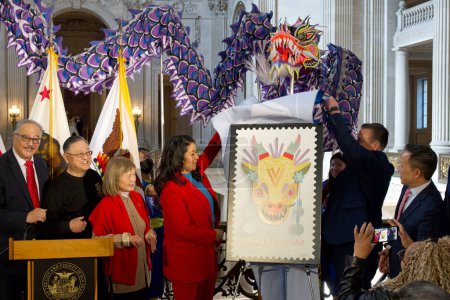 Foto de San Francisco, CA - 8 de febrero de 2024: Políticos y líderes de la ciudad presentan el sello conmemorativo del Año Nuevo Lunar en el Ayuntamiento - Imagen libre de derechos