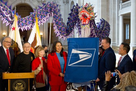 Téléchargez les photos : San Francisco, CA - 8 février 2024 : Les politiciens et les dirigeants municipaux dévoilent le timbre commémoratif du Nouvel An lunaire à l'hôtel de ville - en image libre de droit