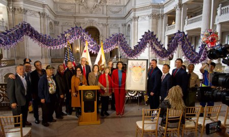 Foto de San Francisco, CA - 8 de febrero de 2024: Políticos y líderes de la ciudad posan para una foto de grupo después de la inauguración del sello conmemorativo de Año Nuevo Lunar en el Ayuntamiento - Imagen libre de derechos