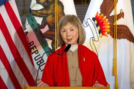 Téléchargez les photos : San Francisco, CA - 8 février 2024 : Claudine Cheng prononce un discours lors d'une conférence de presse à l'hôtel de ville pour le dévoilement annuel du timbre commémoratif du Nouvel An lunaire - en image libre de droit