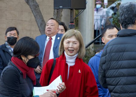 Téléchargez les photos : San Francisco, CA - 10 février 2024 : Claudine Cheng lors de la cérémonie d'ouverture du Nouvel An chinois à Chinatown, célébrant l'arrivée de l'Année du Dragon. - en image libre de droit